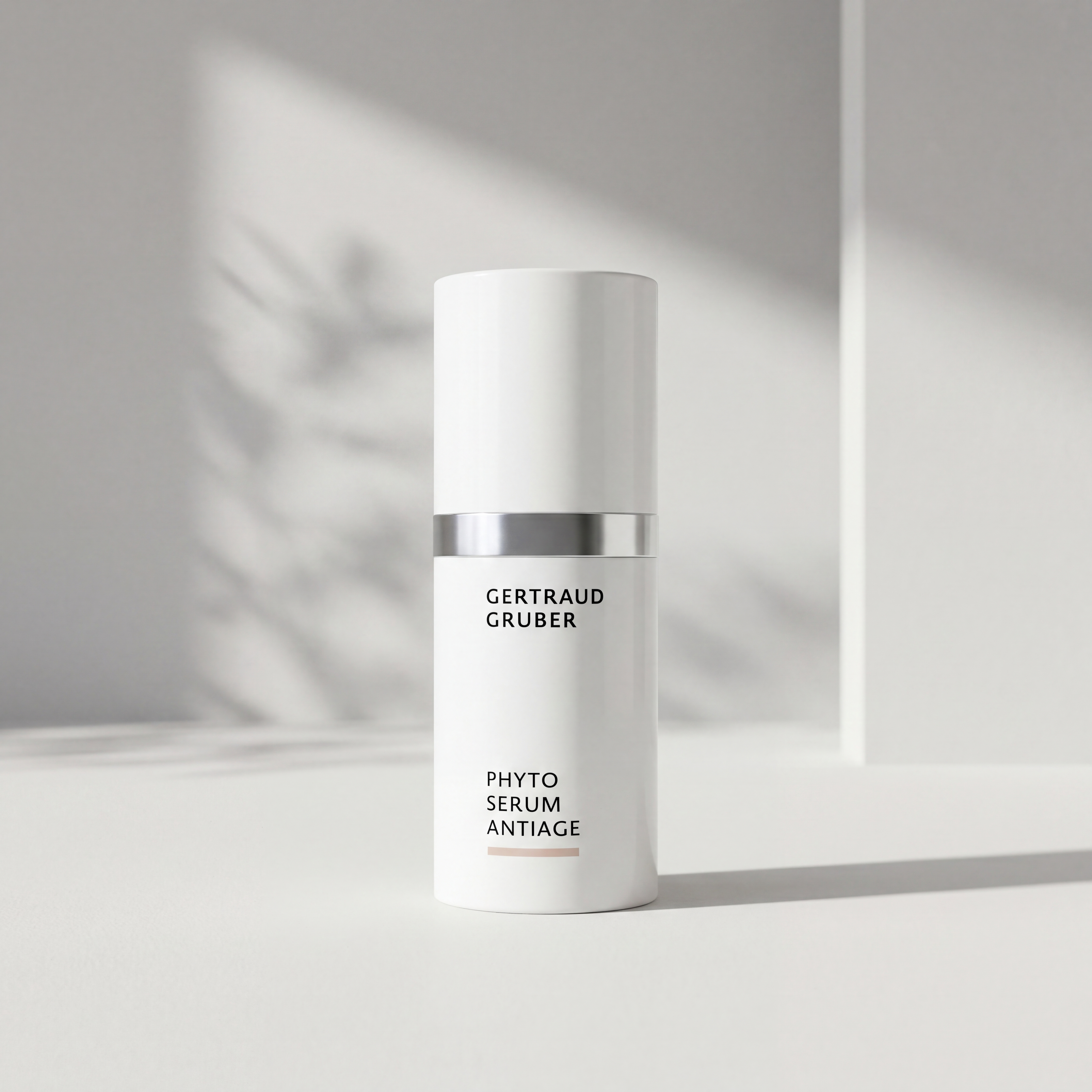 Schlanke weiße Flasche Phyto Serum Antiage von Gertraud Gruber Kosmetik vor heller Wand mit sanften Schatten