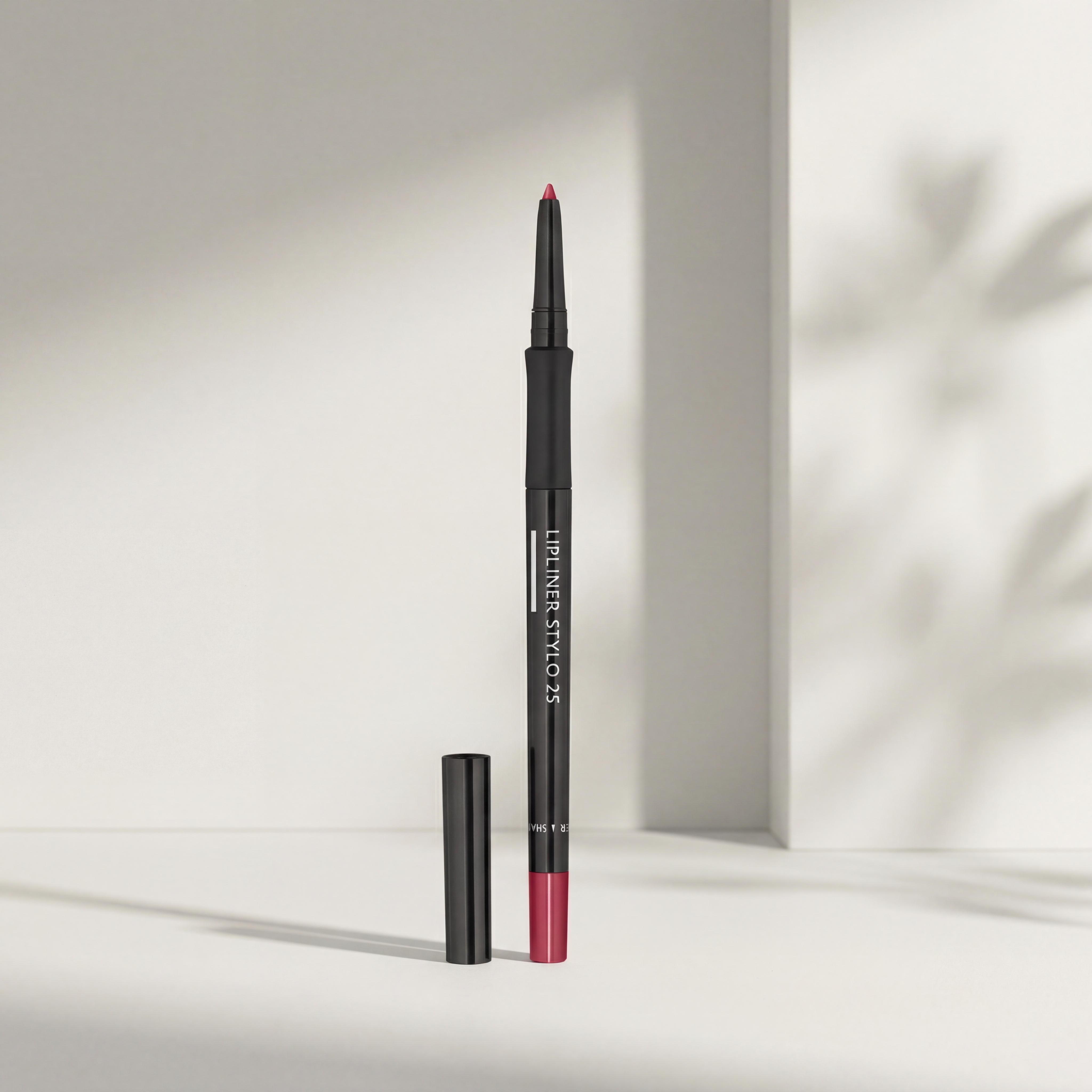 Lipliner von Gertraud Gruber Kosmetik vor heller Wand mit sanften Schatten