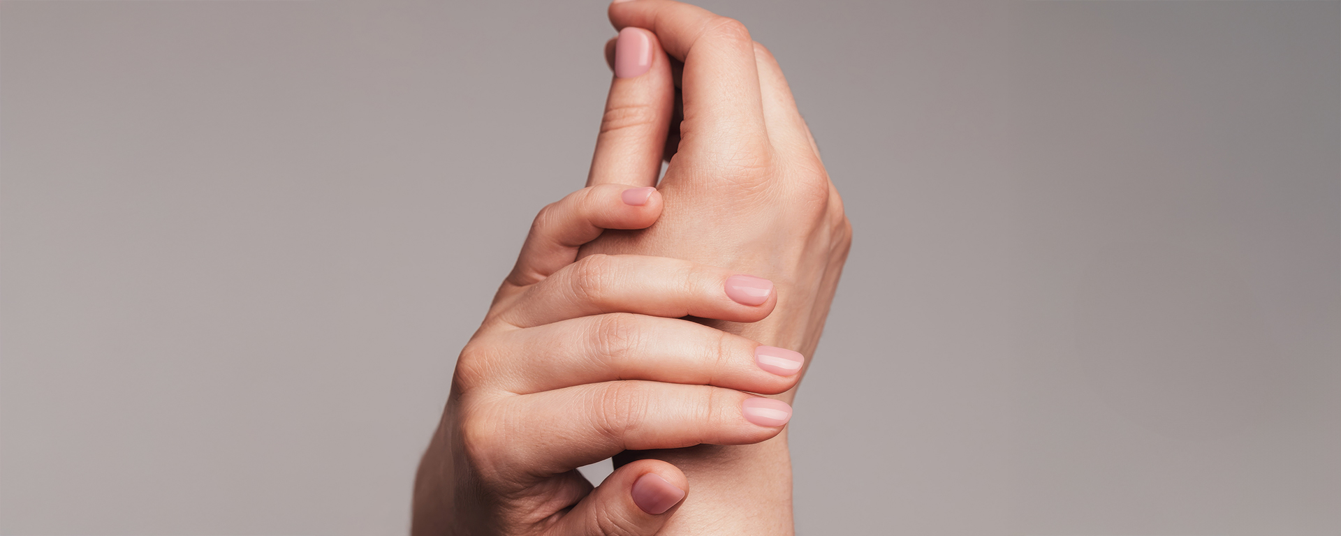 Nahaufnahme von Haenden mit gepflegten Naegeln