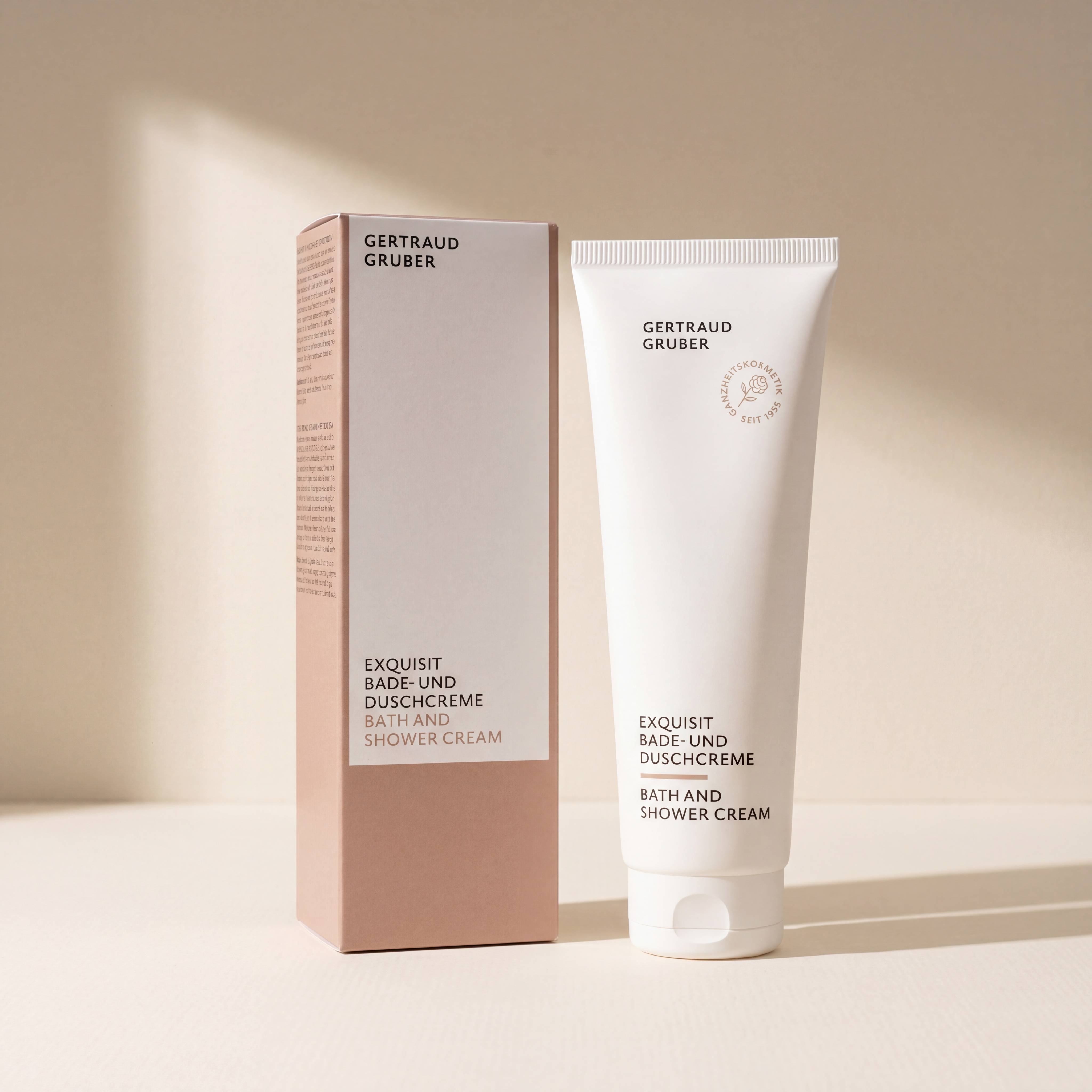 Schlanke weiße Tube Exquisit Bade- und Duschcreme von Gertraud Gruber Kosmetik vor heller Wand mit sanften Schatten mit brauner Faltschachtel