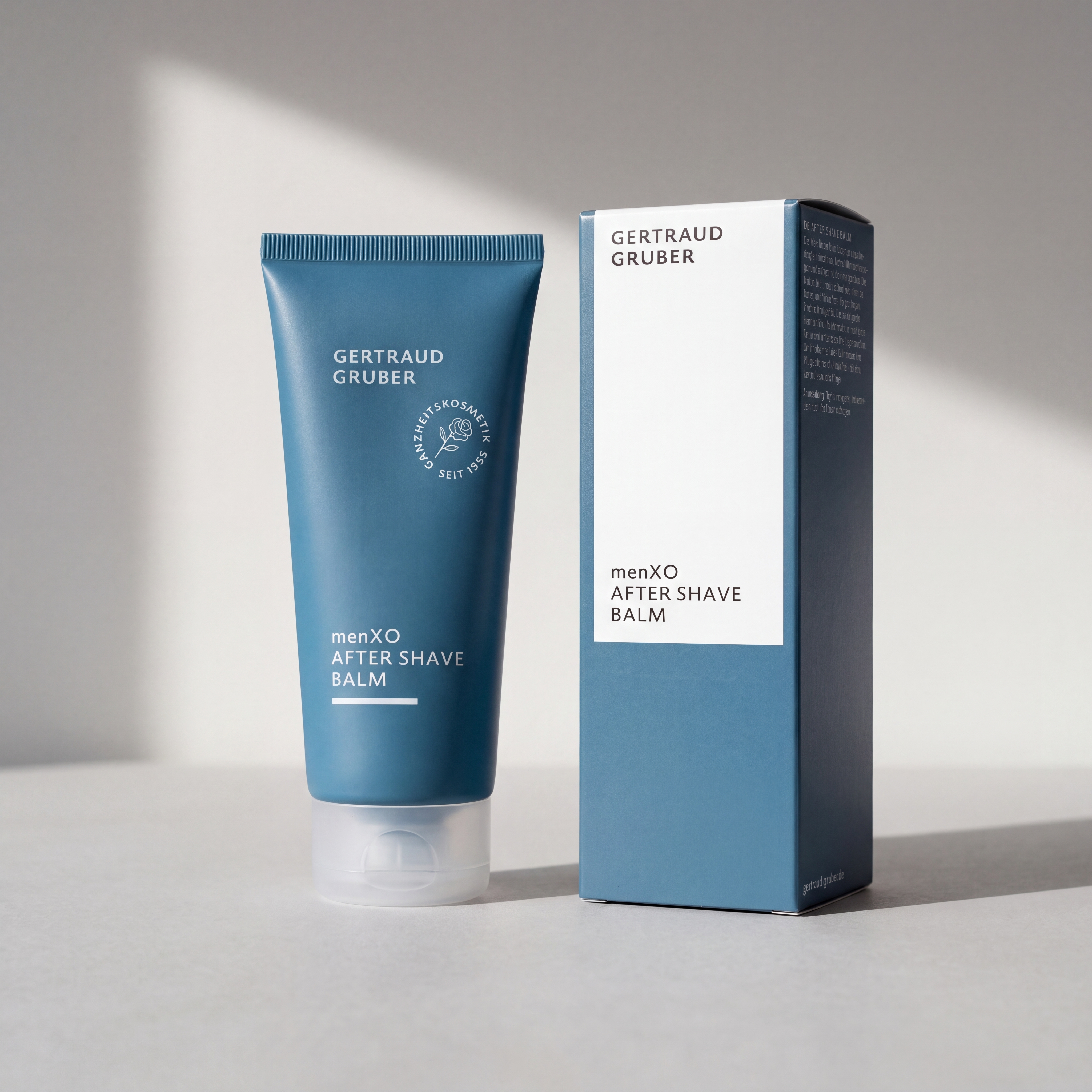 Tube After Shave Balm von Gertraud Gruber Kosmetik mit Faltschachtel vor heller Wand mit sanften Schatten