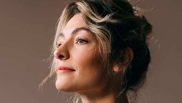 Natürlich strahlende Frau im warmen Licht