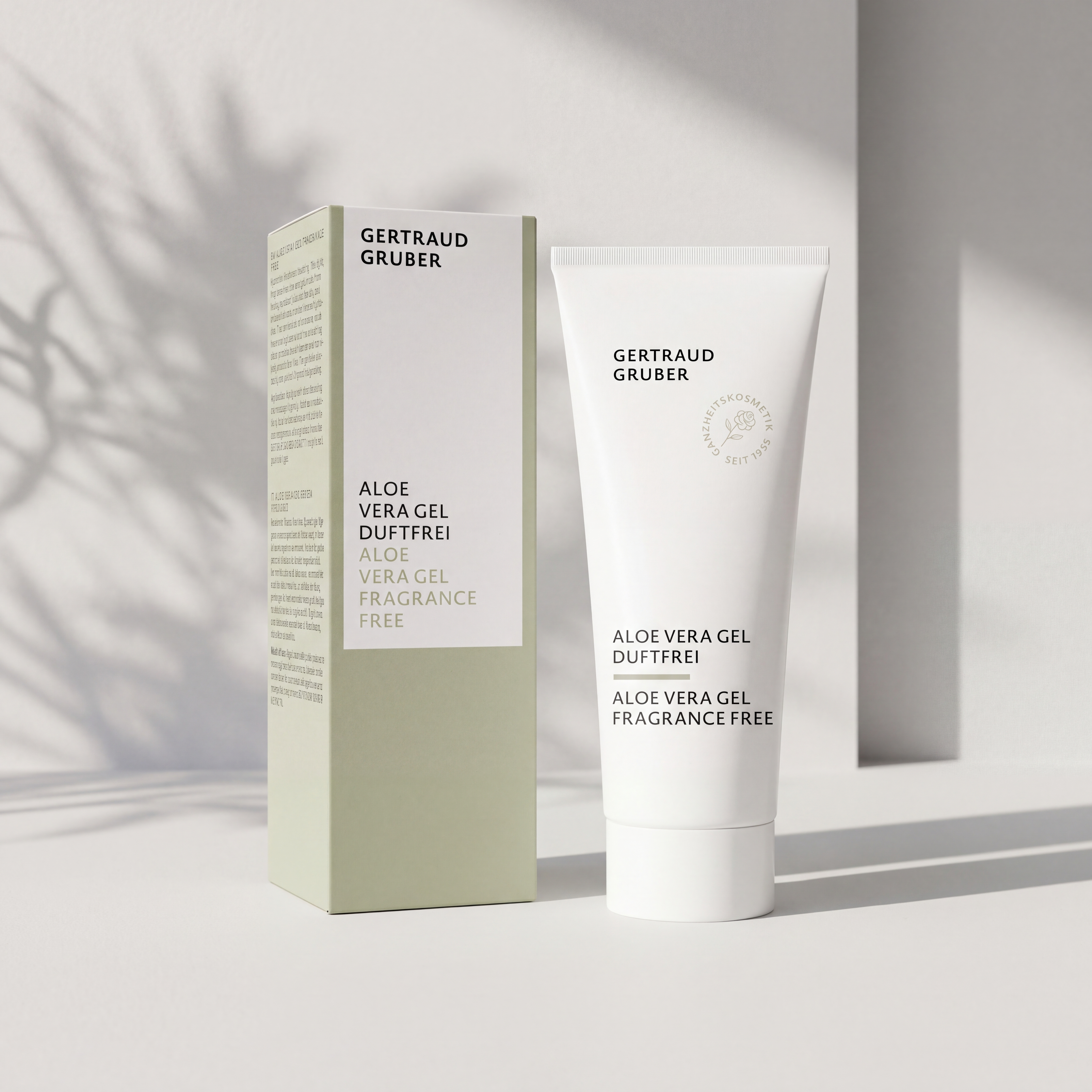 Weiße Tube Aloe Vera Gel duftfrei mit Faltschachtel von Gertraud Gruber Kosmetik vor ruhiger, heller Wand