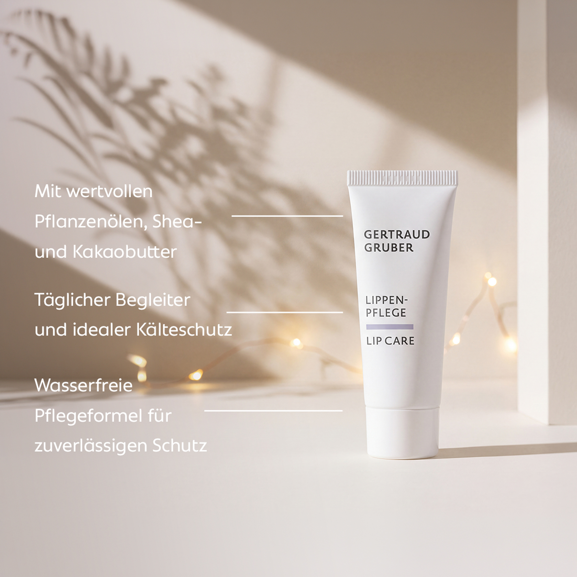 Gertraud Gruber Lippenpflege vor warmem Hintergrund – schützende Pflege mit Pflanzenölen, Shea- und Kakaobutter für geschmeidige Lippen.